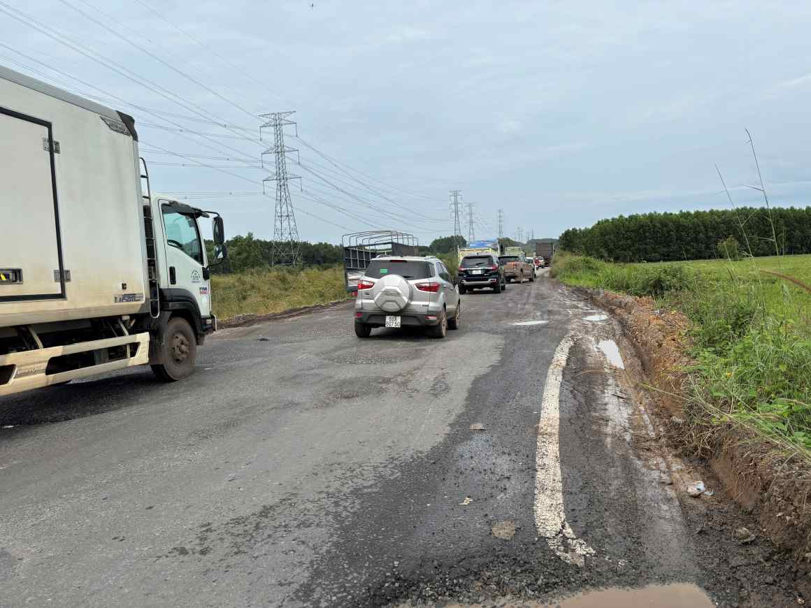 Nhiều người ngán ngẩm khi phải di chuyển qua đoạn đường hư hỏng. Ảnh: Đình Trọng