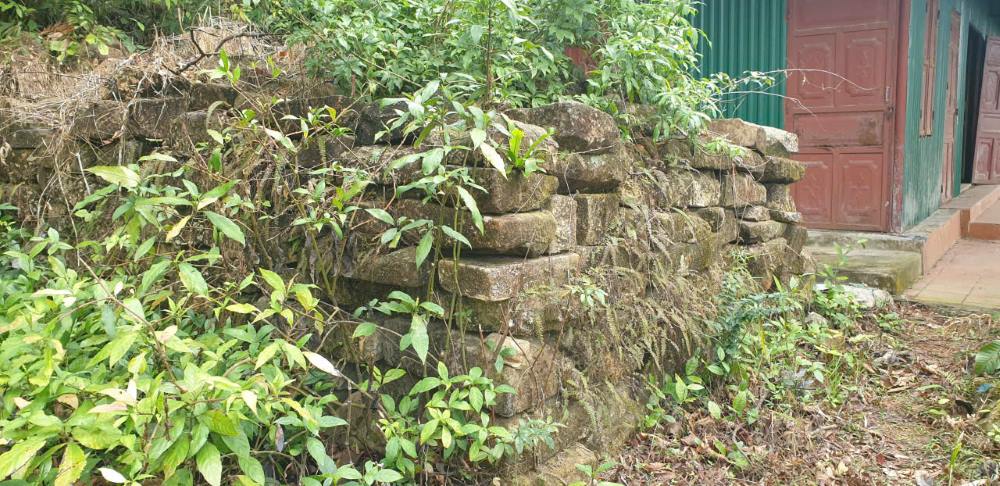 Những phiến đá cổ được phá dỡ từ Am Dược cổ, chất đống ngay cạnh lán công nhân bị bỏ hoang giữa rừng Yên Tử. Ảnh: Nguyễn Hùng