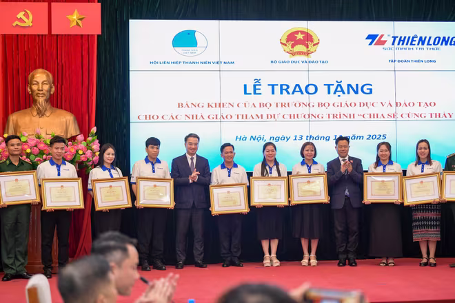 Thứ trưởng Bộ GD&amp;ĐT Lê Quân và Bí thư T.Ư Đoàn, Chủ tịch T.Ư Hội LHTN Việt Nam Nguyễn Tường Lâm trao bằng khen cho các giáo viên được tuyên dương trong chương trình