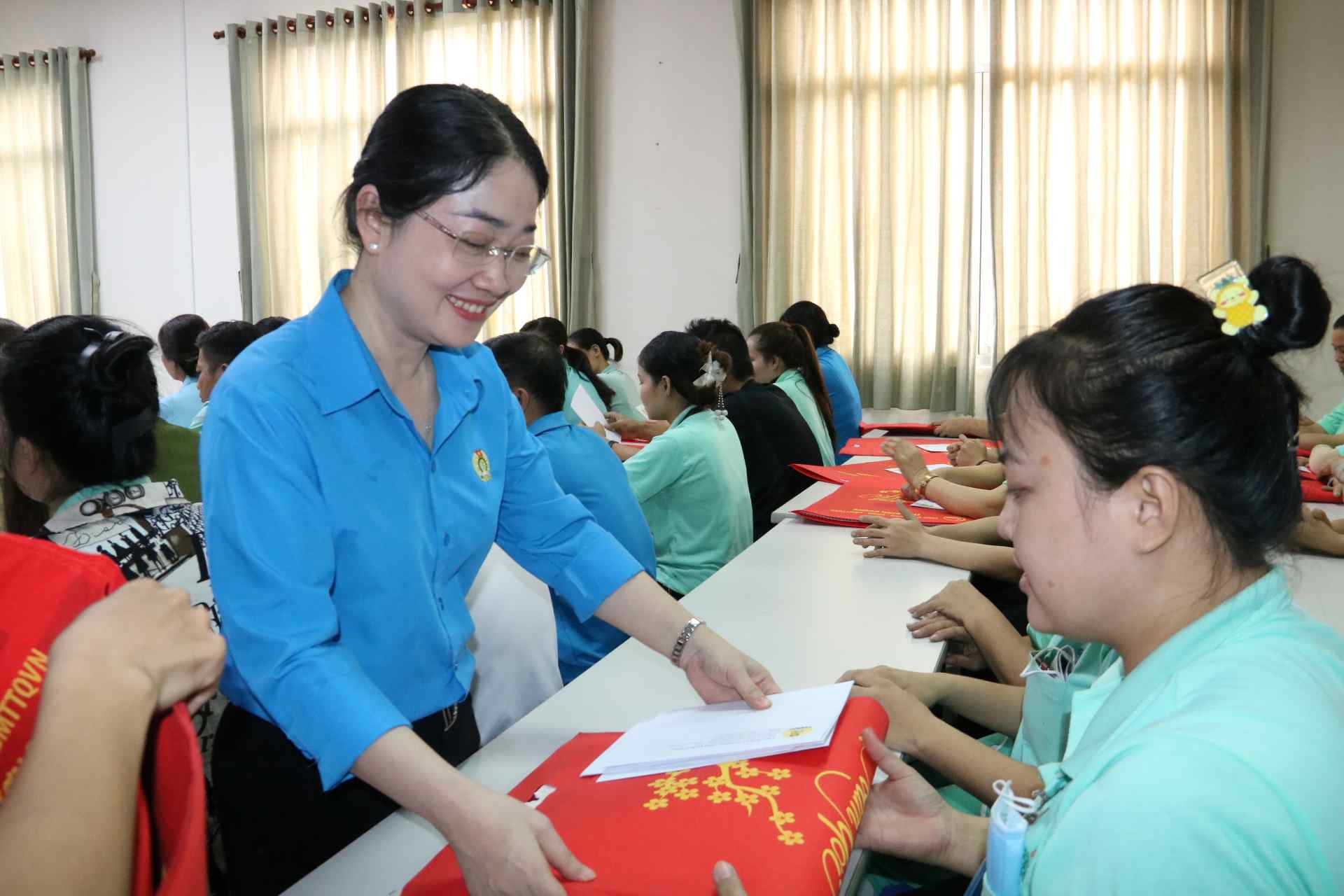 Bà Nguyễn Kim Loan - Phó Chủ tịch LĐLĐ TPHCM trao quà cho người lao động khó khăn. Ảnh: Đình Trọng