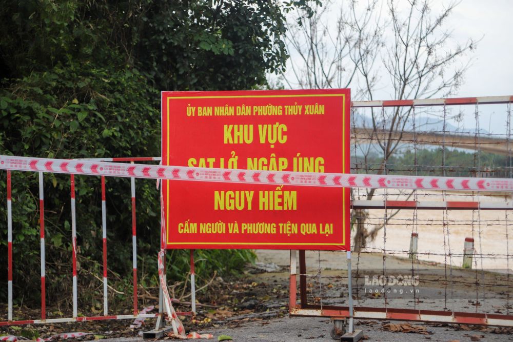 Tuyến đường này hiện đã được rào chắn, khiến việc đi lại của người dân bị chia cắt.