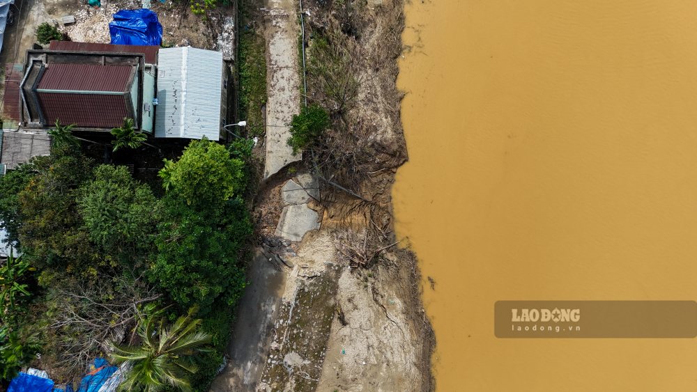 Tại tuyến đường xóm Hói, TDP La Khê, nơi có căn nhà hai tầng của bà Nguyễn Thị Tí và ông Tôn Thất Chính, một hố sụt lớn đã hình thành ngay sau nhà, rộng hơn 10m, sâu trên 5m.