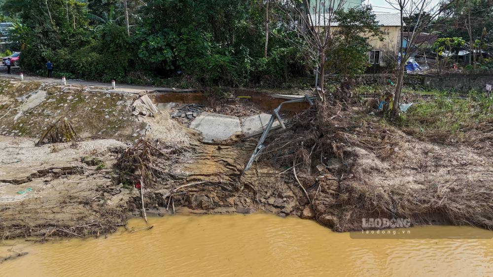 Toàn bộ nền bêtông và phần đường bị sụt xuống ngay cạnh sông Hương, chỉ còn cách nhà khoảng 3m, tiềm ẩn nguy cơ sạt lở tiếp diễn, đe dọa an toàn tính mạng và tài sản của nhiều hộ dân xung quanh.