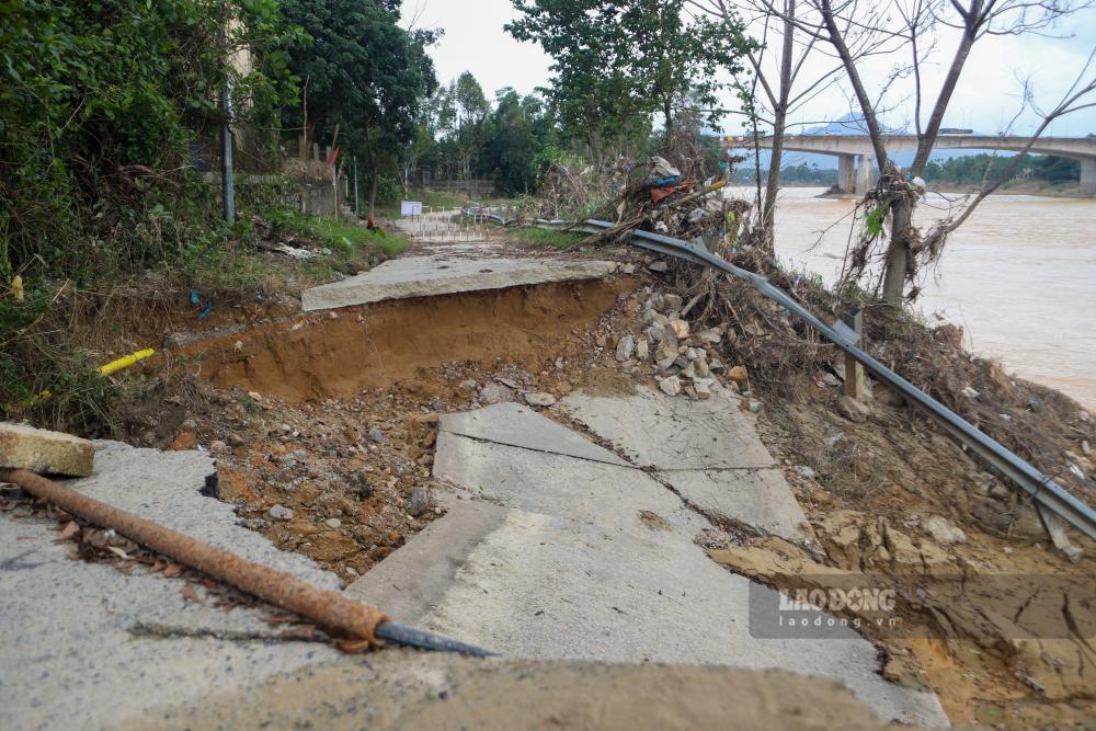 Theo báo cáo của UBND phường Thủy Xuân, trên địa bàn hiện có 5 điểm sạt lở lớn, tập trung tại tuyến Quốc lộ 49, đường TL25, tuyến xóm Hói, đường tái định cư Dạ Khê và tuyến bê tông TDP An Dương. Đáng chú ý, đoạn QL49 (Km33+700 đến Km33+900) dài khoảng 200m nằm ở khu vực đồi dốc, nguy cơ tiếp tục sụt trượt rất cao nếu mưa lớn kéo dài.