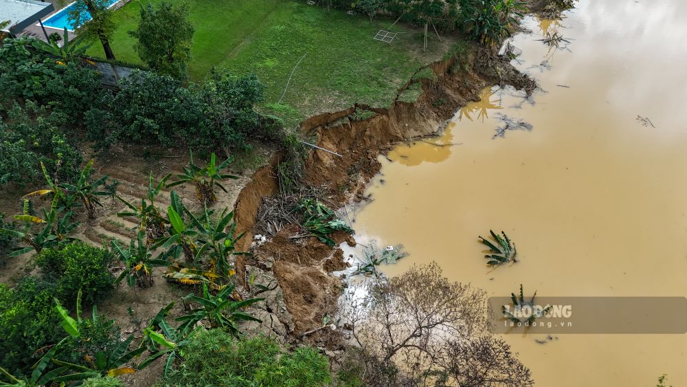 Sạt lở tại khu vực này kéo dài hàng trăm mét và có dấu hiệu tiếp tục sạt lở.
