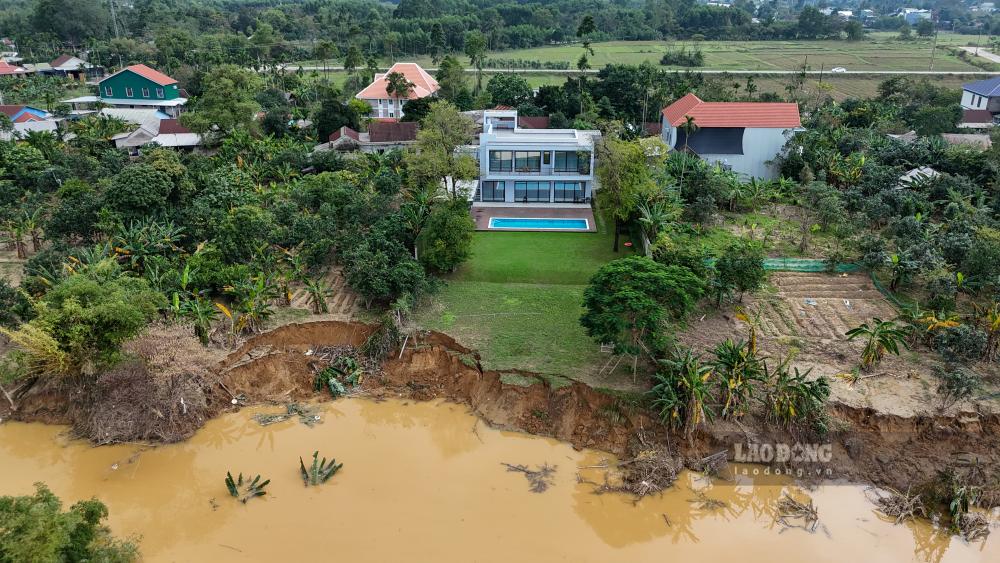 Đợt mưa lũ lịch sử vừa qua đã gây sạt lở nghiêm trọng tại phường Thủy Xuân (TP Huế), khiến nhiều khu vực dân cư ven sông Hương bị uy hiếp, hạ tầng giao thông hư hại nặng.