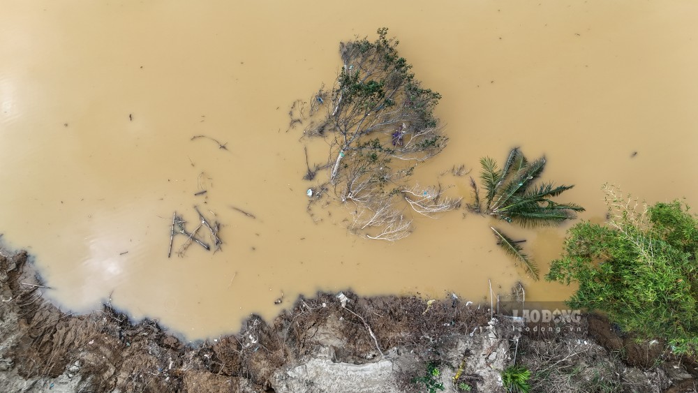 Nhiều mét đất vườn bị “hà bá” nuốt chửng.