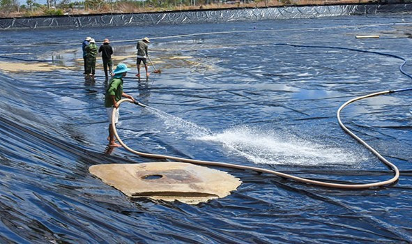 Vệ sinh bạt nuôi tôm công nghiệp. (Ảnh minh họa)