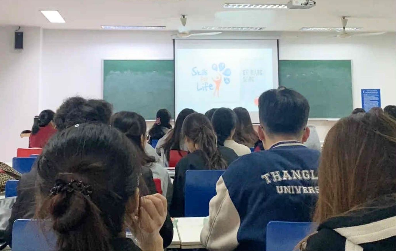 Nhiều sinh viên năm cuối “lao đao” trước các yêu cầu kinh nghiệm từ thông tin tuyển dụng. Ảnh: Phương Anh