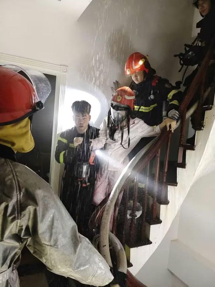 Lực lượng Cảnh sát Phòng cháy chữa cháy và cứu nạn cứu hộ đã kịp thời đưa nạn nhân đến nơi an toàn