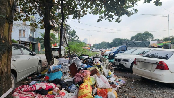 Bất kỳ chỗ nào cũng có thể trở thành nơi xả rác sinh hoạt. Ảnh: Minh Hạnh