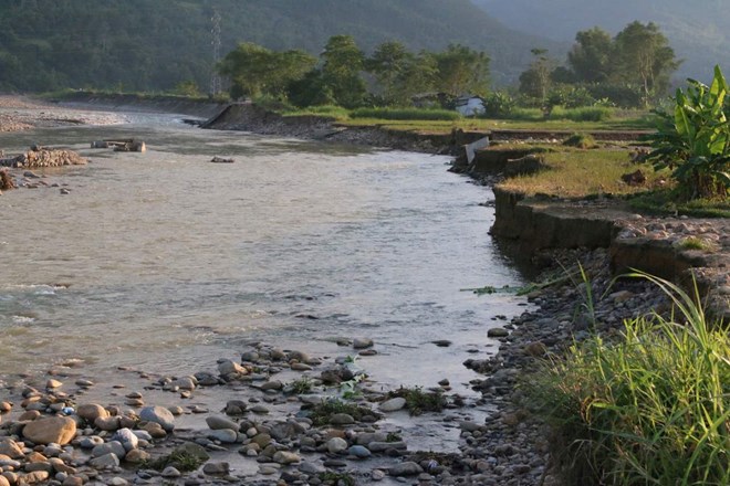 Khẩn cấp khắc phục sạt lở bờ kè Suối Thia ở Lào Cai