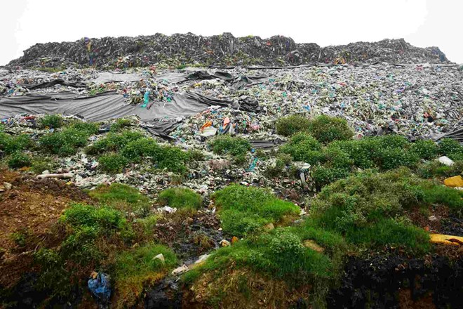 Bãi rác khổng lồ gây ô nhiễm nghiêm trọng ở Sầm Sơn