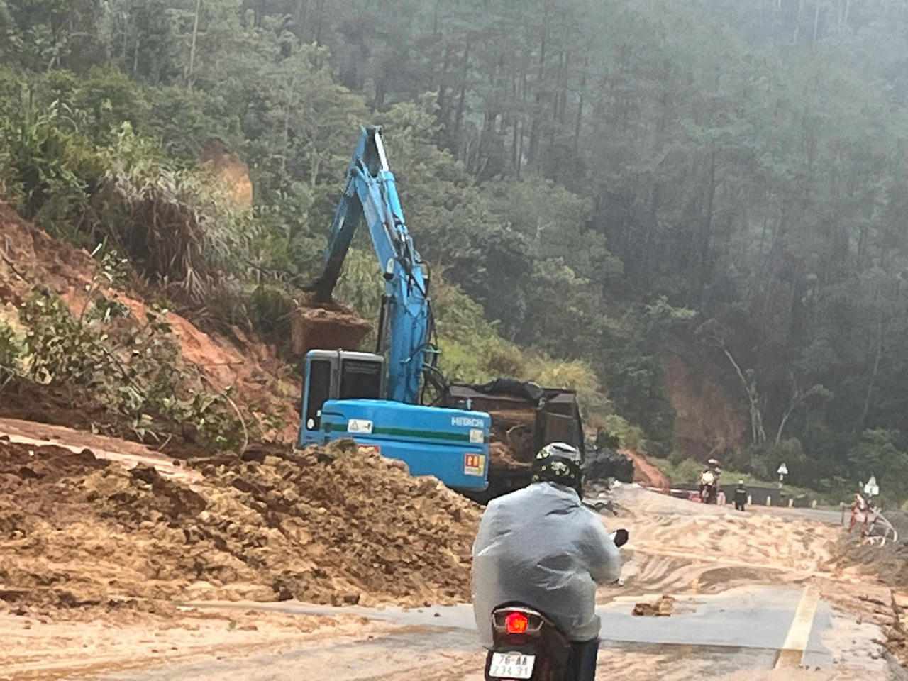 Một điểm sạt lở taluy dương lớn trên QL24 qua xã Măng Đen khiến giao thông bị chia cắt hoàn toàn, lực lượng chức năng tiếp cận hiện trường trong điều kiện thời tiết xấu.