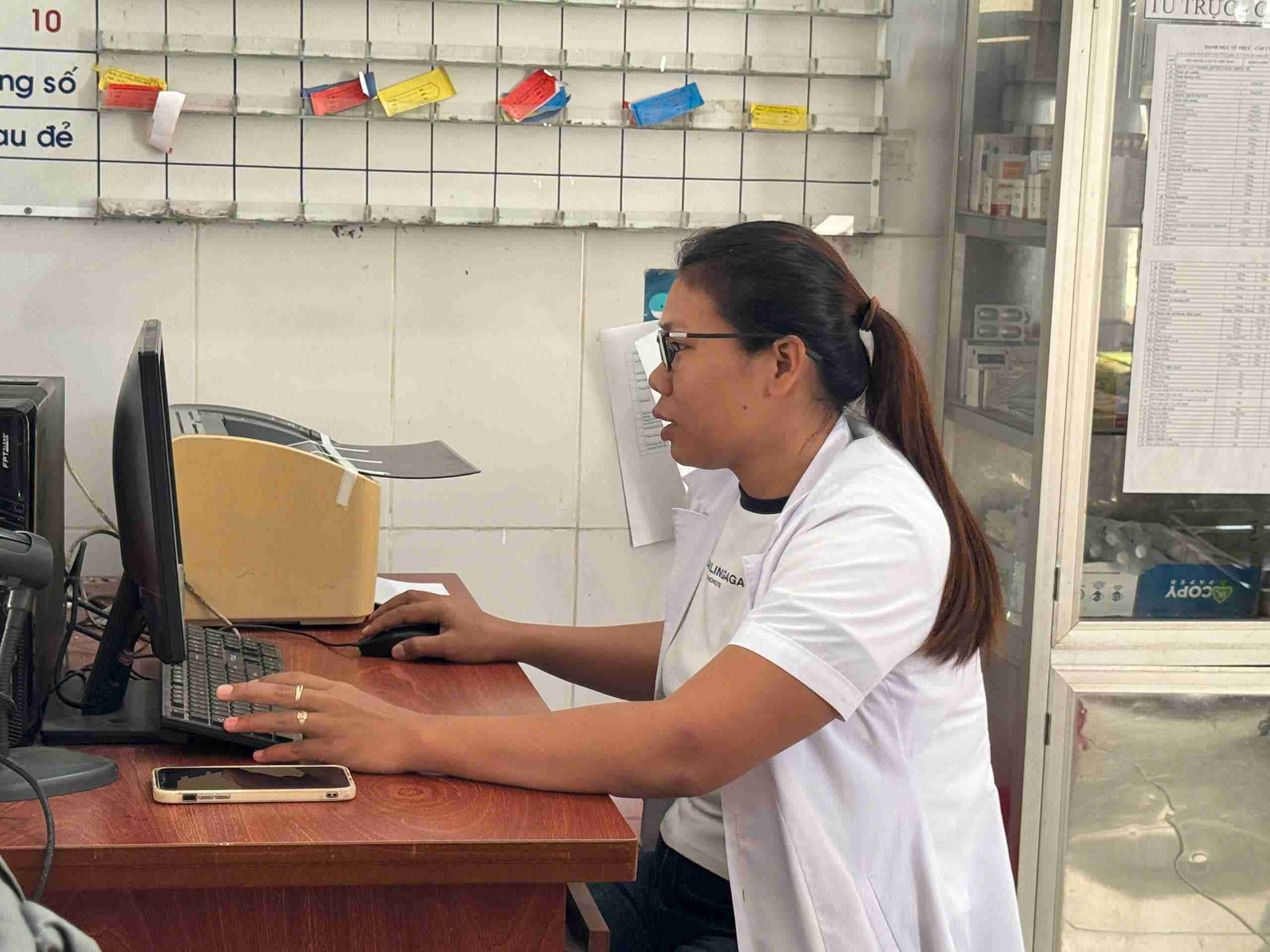 Nhân viên trạm y tế xã luôn tất bật với công việc. Ảnh:  Bảo Lâm