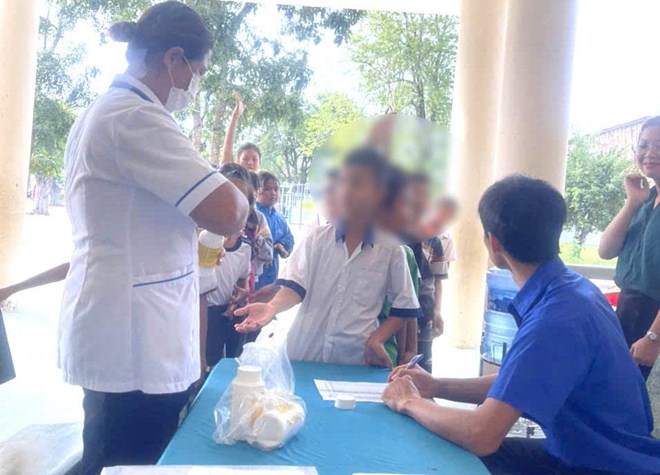 Cán bộ Y tế ở Buôn Đôn bám địa bàn chăm sóc sức khỏe cho trẻ em