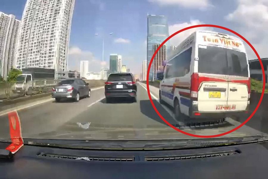 Hình ảnh xe khách đi vào làn khẩn cấp vành đai 3 được người dân ghi hình lại. Ảnh: Công an cung cấp