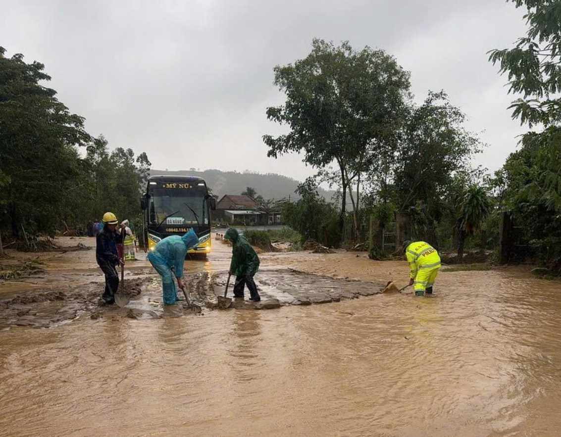 Nhiều vị trí trên các tuyến quốc lộ ở tỉnh đang bị ngập lụt, giao thông chia cắt. Ảnh: Công an cung cấp