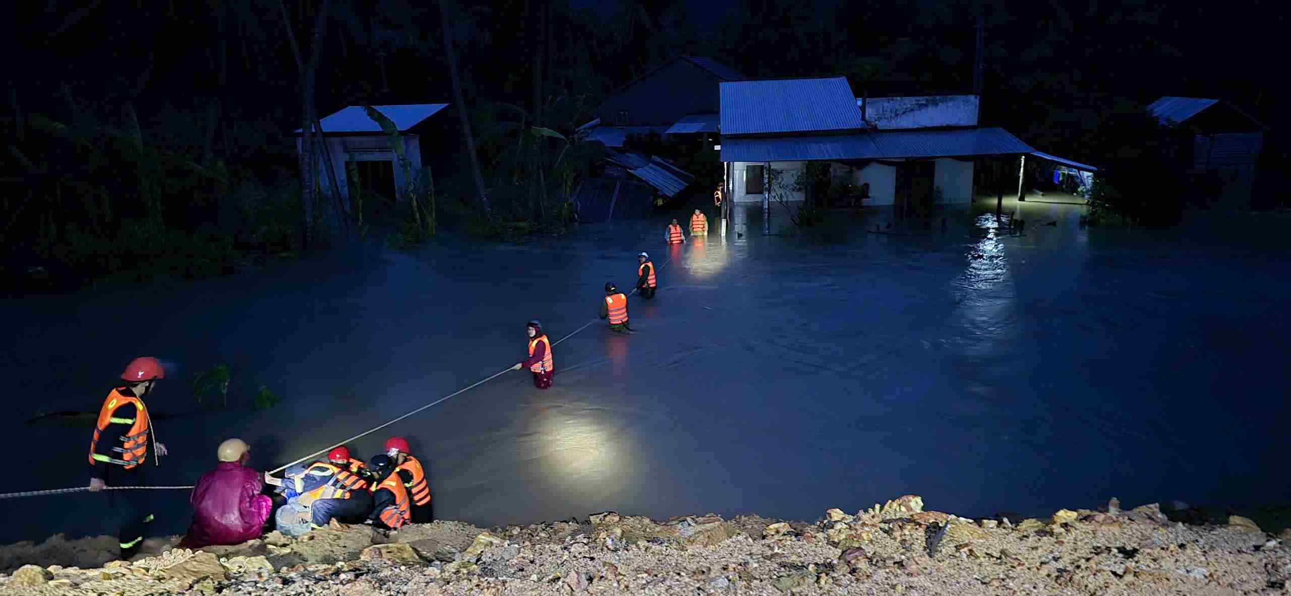 Lực lượng chức năng sơ tán người dân bằng dây thừng trong đêm 19.11. Ảnh: Công an cung cấp