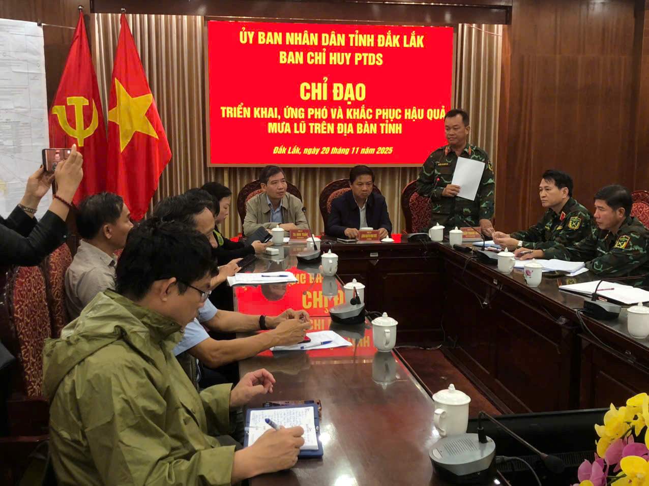 Quân khu 5 họp với Ban Chỉ huy phòng thủ dân sự tỉnh Đắk Lắk sáng 20.11 để triển khai các biện pháp ứng cứu dân vùng lũ. Ảnh: Lê Tây