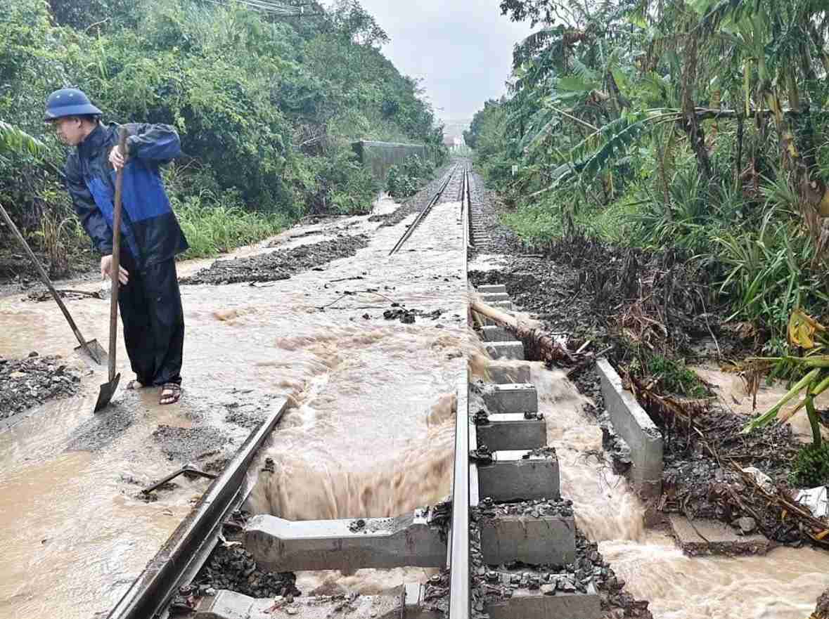 Một tuyến đường sắt đoạn qua địa bàn tỉnh bị ngập, sạt lở. Ảnh: Công an cung cấp