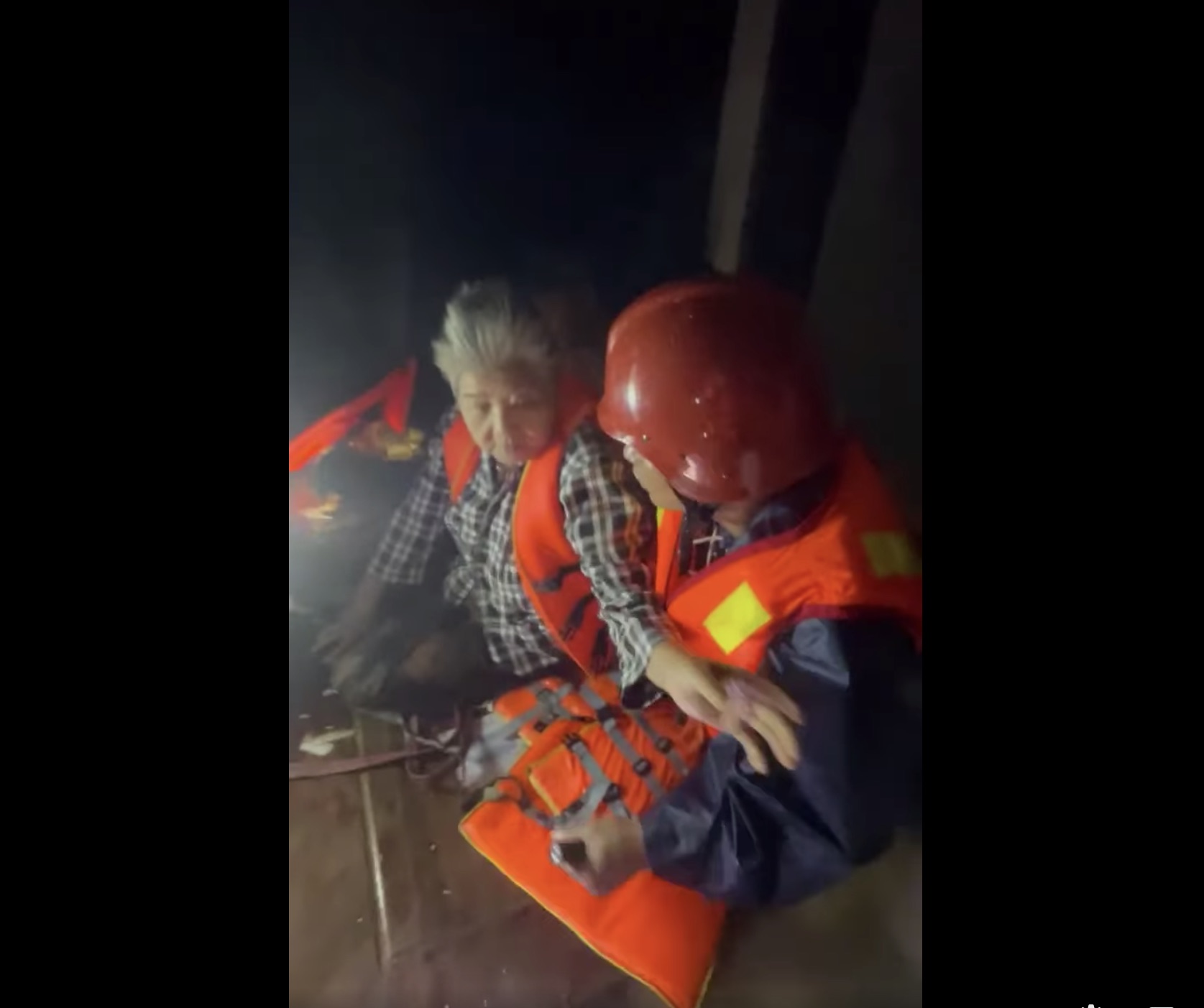 Lực lượng công an đã dùng thân chuối kết thành bè, tiếp cận và đưa 9 người dân bị cô lập đến nơi an toàn. Ảnh: Công an cung cấp