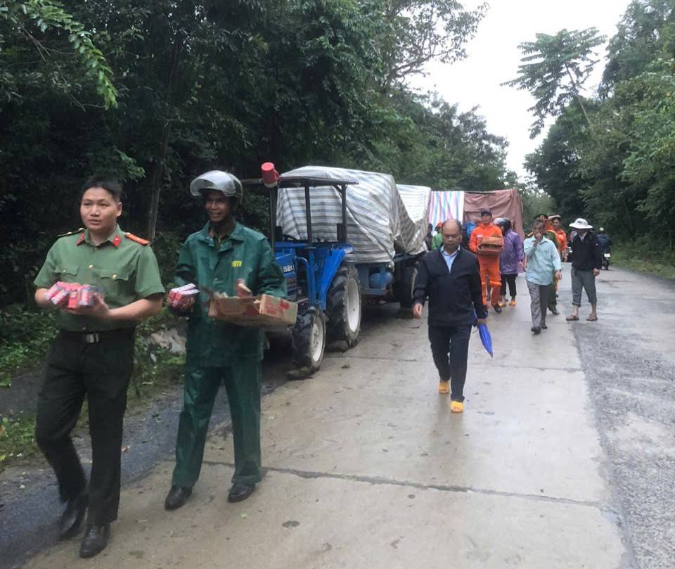 Lực lượng chức năng chi viện lương thực, thực phẩm cho bà con. Ảnh: Huỳnh Thị