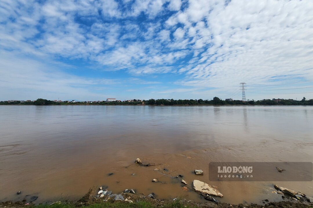 Mực nước sông Hồng đang xuống. Ảnh: Tô Công.