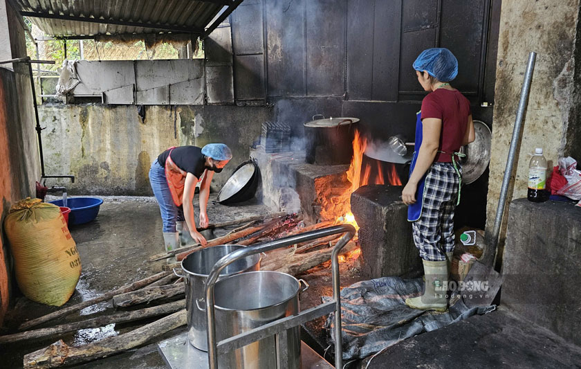 Đội ngũ nhân viên dinh dưỡng nhà trường đã chuẩn bị bữa sáng cho học sinh bán trú.