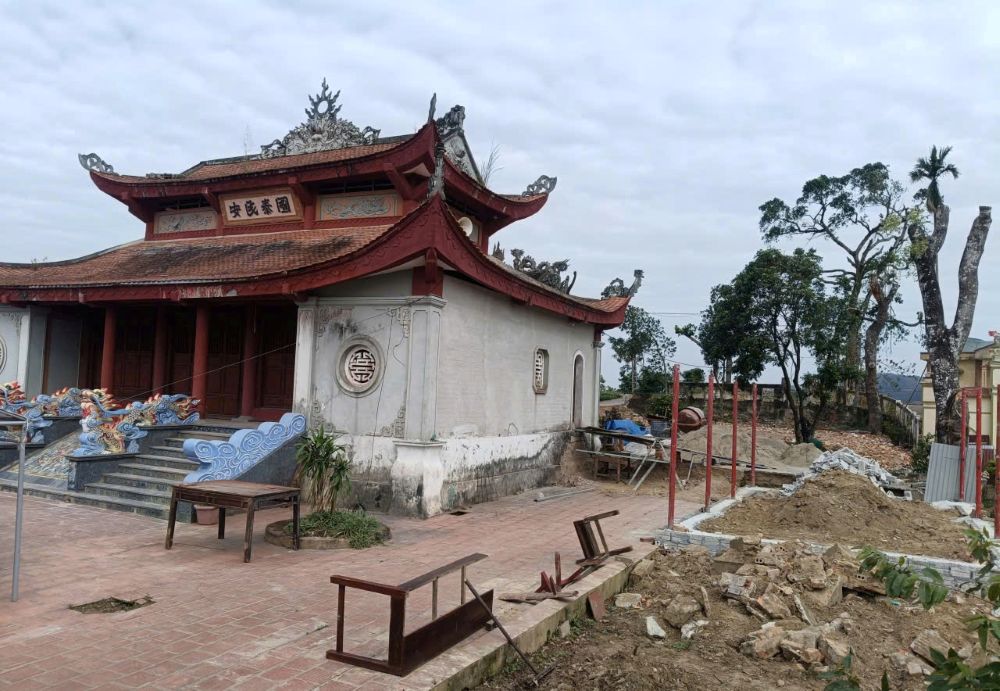 UBND xã Hoằng Giang yêu cầu dừng việc tự ý tu sửa, cải tạo tại di tích đền thờ Tô Hiến Thành - Trần Khắc Chân. Ảnh: Quách Du
