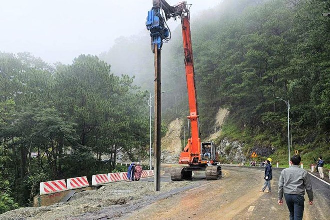 Khẩn trương gia cố sạt lở trên đèo Prenn, thông nửa mặt đường lên Đà Lạt