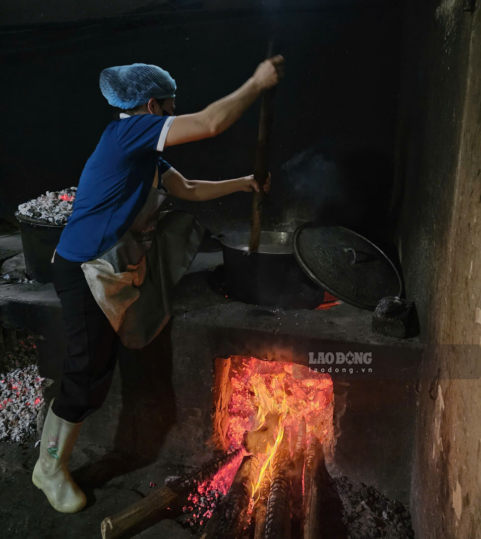 Dù còn nhiều khó khăn, thiếu thốn về vật chất nhưng nhà trường vẫn duy trì bếp ăn cho học sinh.