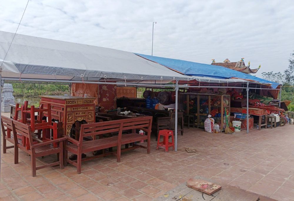 Các đồ dùng, thiết bị, bàn ghế được đưa ra khu vực sân khu di tích để thực hiện việc cải tạo, tu sửa. Ảnh: Quách Du