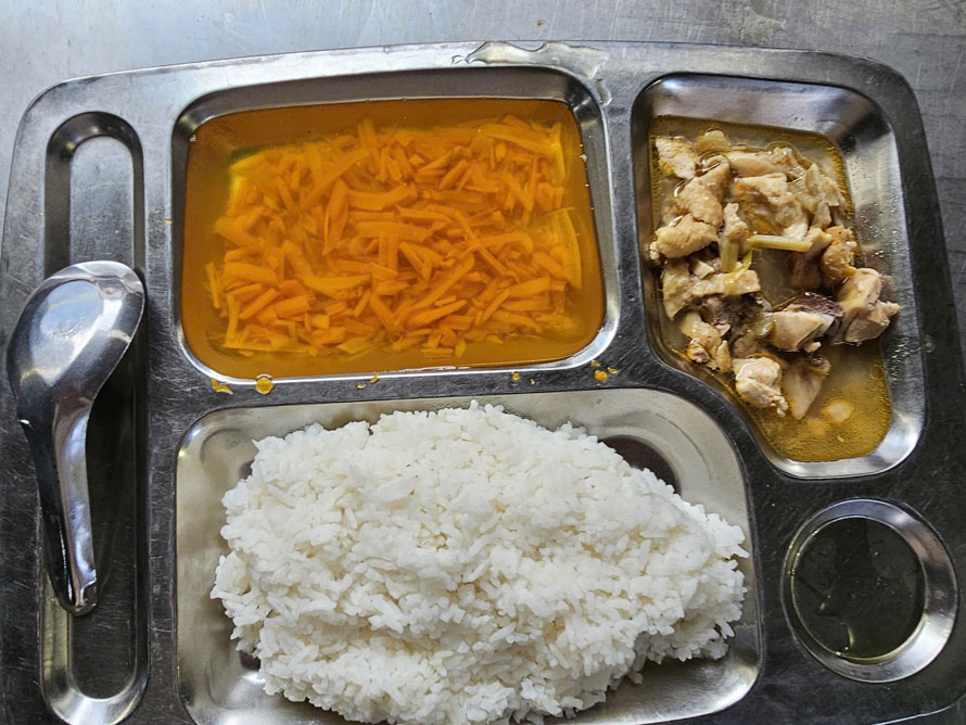 Các bữa ăn trong ngày của học sinh thường xuyên thay đổi. Ảnh: Duy Dũng