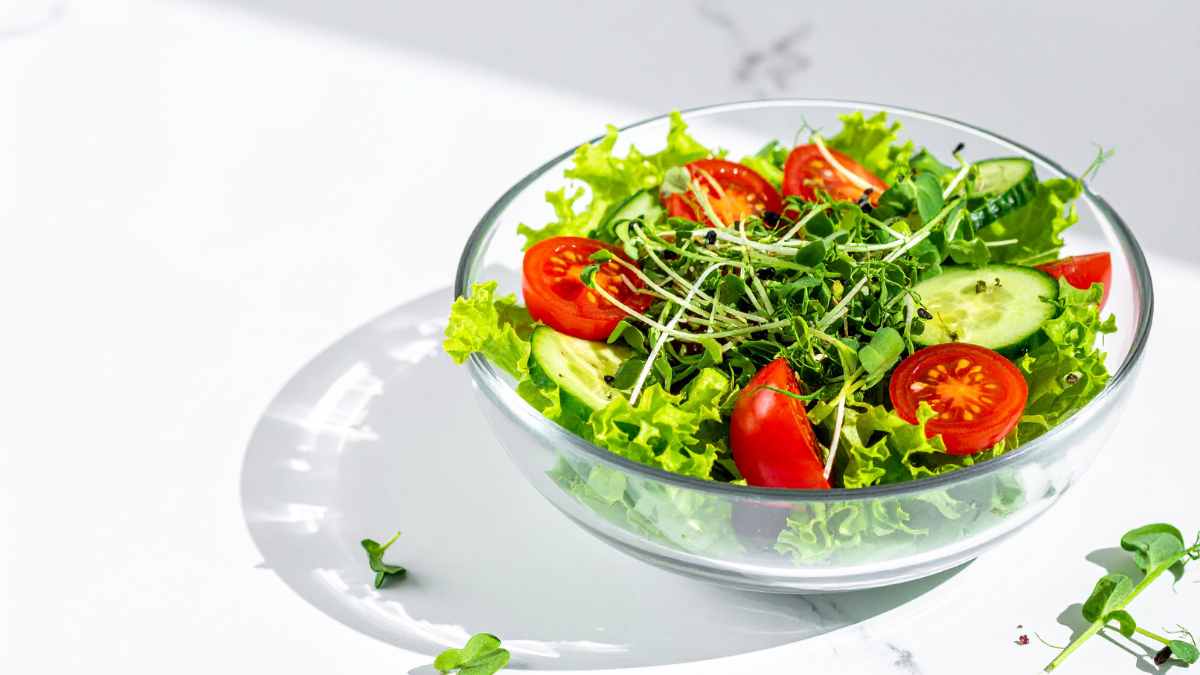 Ăn uống hỗ trợ gan, thận và thải axit uric: lựa chọn salad rau mầm đơn giản mỗi ngày. Ảnh: Canva