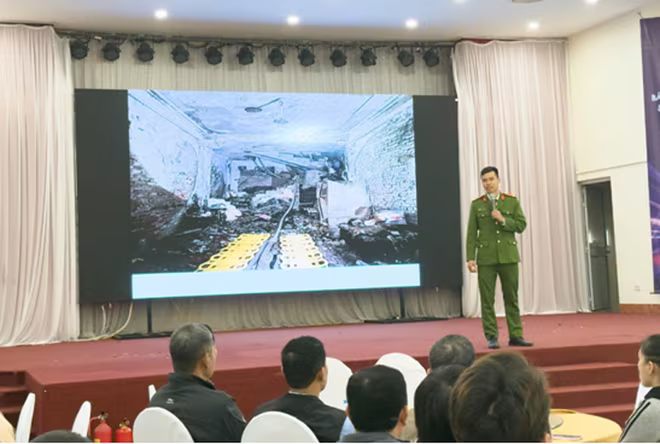 Thượng úy Bùi Văn Vinh - Cán bộ Đội Chữa cháy và CNCH khu vực số 20 truyền đạt kiến thức cần thiết cho cán bộ, nhân viên khách sạn