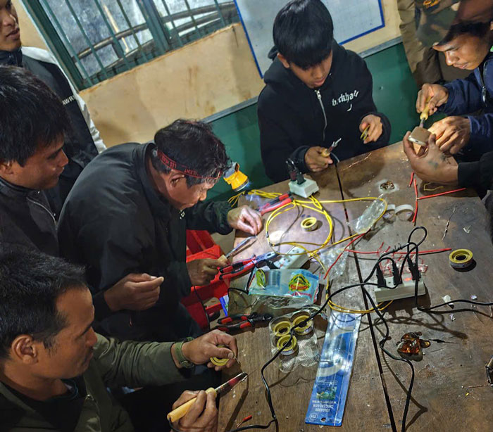 Người lao động tích cực thực hành. Ảnh: Phong Lan