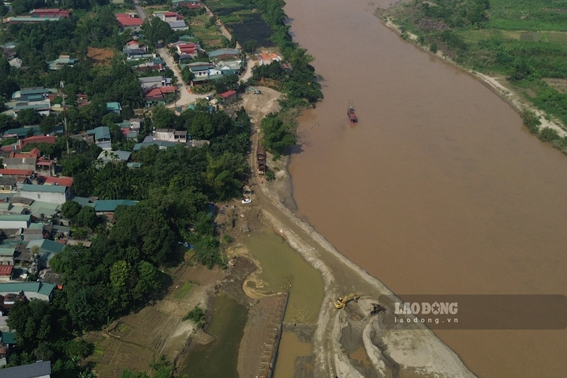 Công tác giải phóng mặt bằng cũng được triển khai để sớm hoàn thiện kè. Ảnh: Đinh Đại
