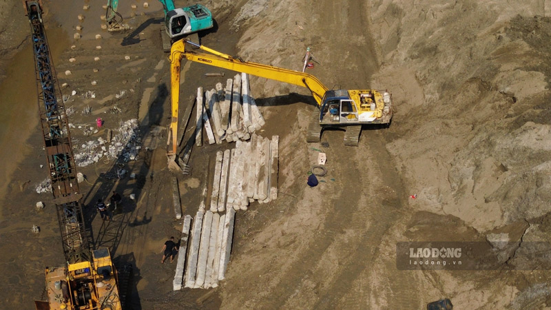 Máy móc đang đóng cóc tại công trình. Ảnh: Đinh Đại