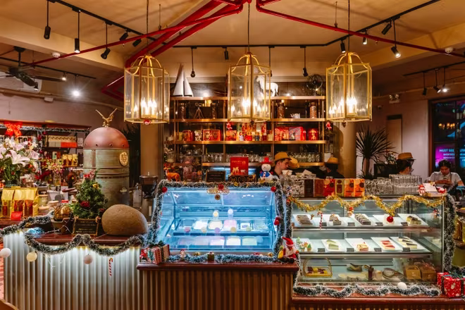 Các cửa tiệm Sunset Bazaar ngập tràn ánh đèn và sắc màu Giáng Sinh