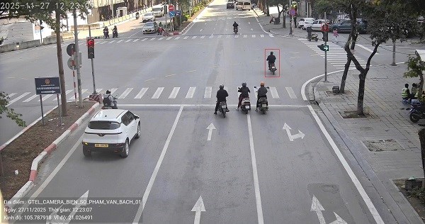 Hàng loạt chủ xe bị phạt nguội lỗi vượt đèn đỏ ở các tỉnh, thành khác nhau