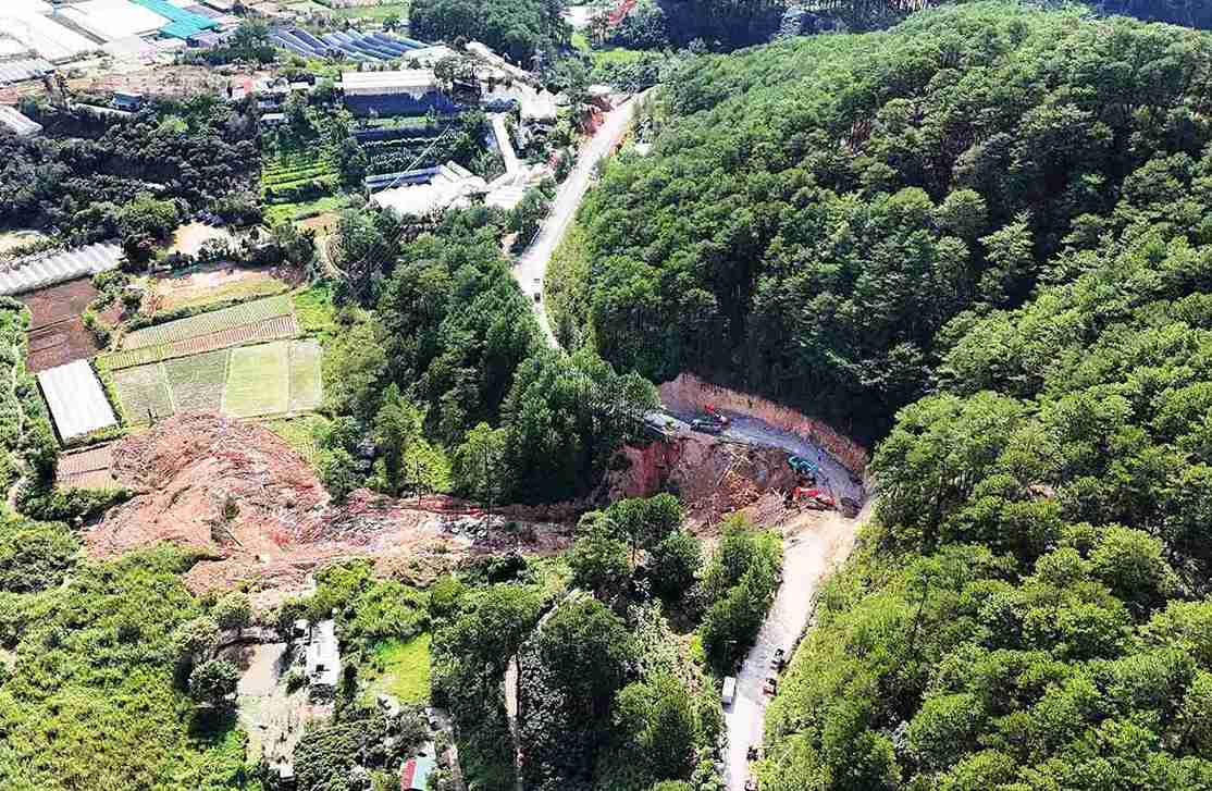 Đường tạm được mở qua điểm sạt lở trên đèo Mimosa tại Km226+700 đang được gấp rút hoàn thành để thông tuyến vào ngày 1.12 tới đây. Ảnh: Dương Phong