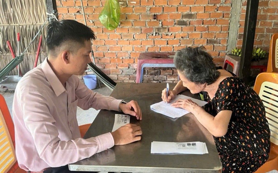 Cán bộ Trung tâm phục vụ hành chính công xã Long Phú (TP Cần Thơ) đến tận nhà người dân hỗ trợ làm thủ tục hành chính. Ảnh: Thanh Đồng