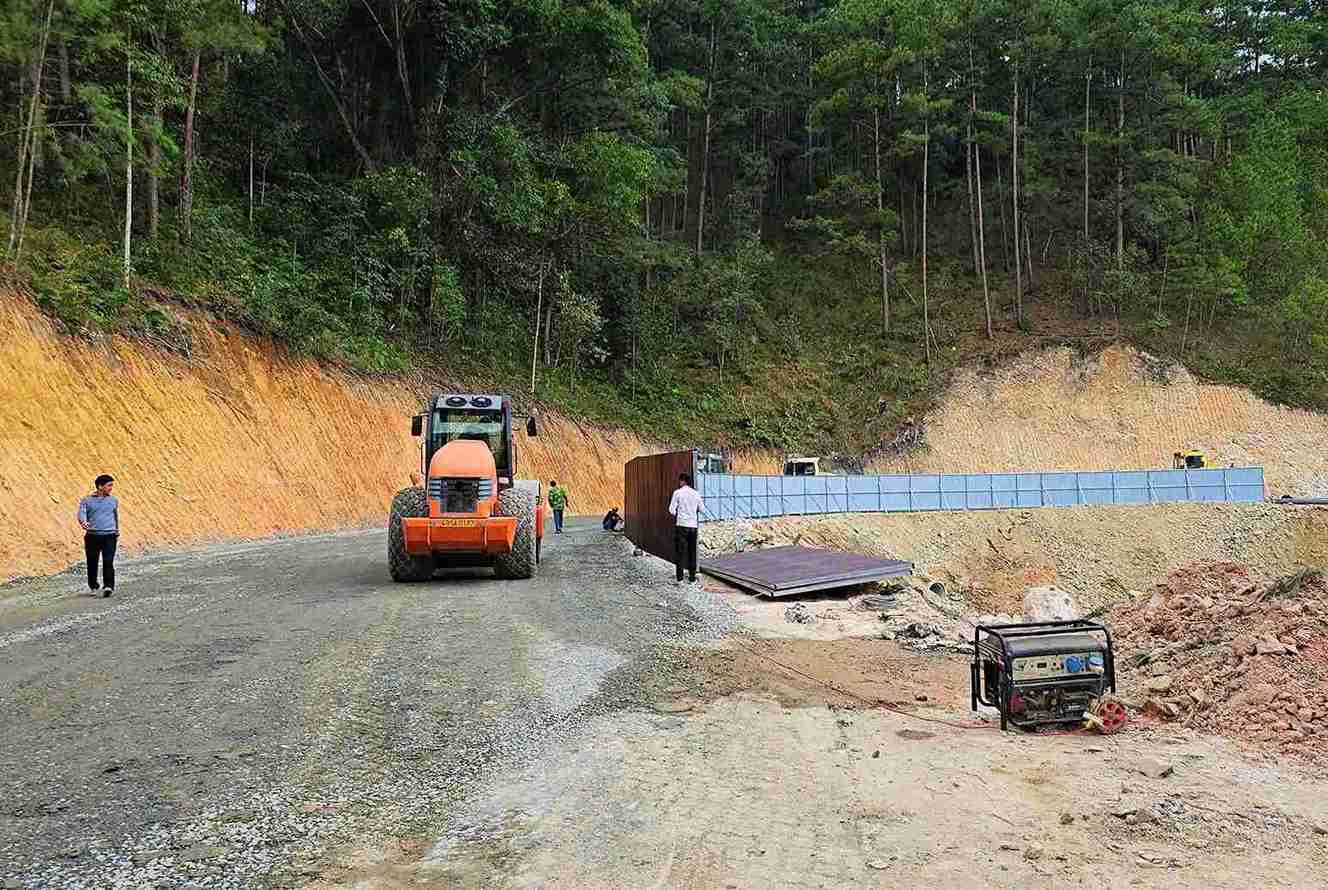 Xe lu hoạt động liên tục để lu nén mặt đường tạm qua điểm sạt lở trên đèo Mimosa. Ảnh: Phúc Khánh