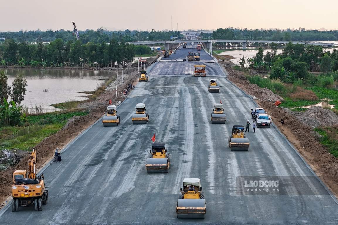 Toàn dự án đã huy động 1.150 máy móc thiết bị, 2.100  nhân công. Tập trung tổ chức thi công 3 ca, 4 kíp đưa dự án hoàn thành đúng tiến độ 19.12.2025.