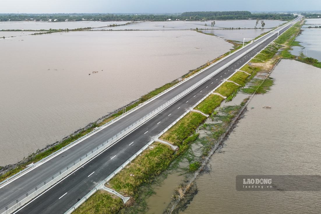 Cao tốc Cần Thơ – Cà Mau có chiều dài tuyế chính dài hơn 110 km đang ở giai đoạn nước rút. Với tinh thần “xuyên đêm, bất chấp mưa gió”, các lực lượng thi công đang nỗ lực không ngừng để hoàn thiện toàn bộ dự án, đáp ứng đúng cam kết thông xe 19.12.2025.