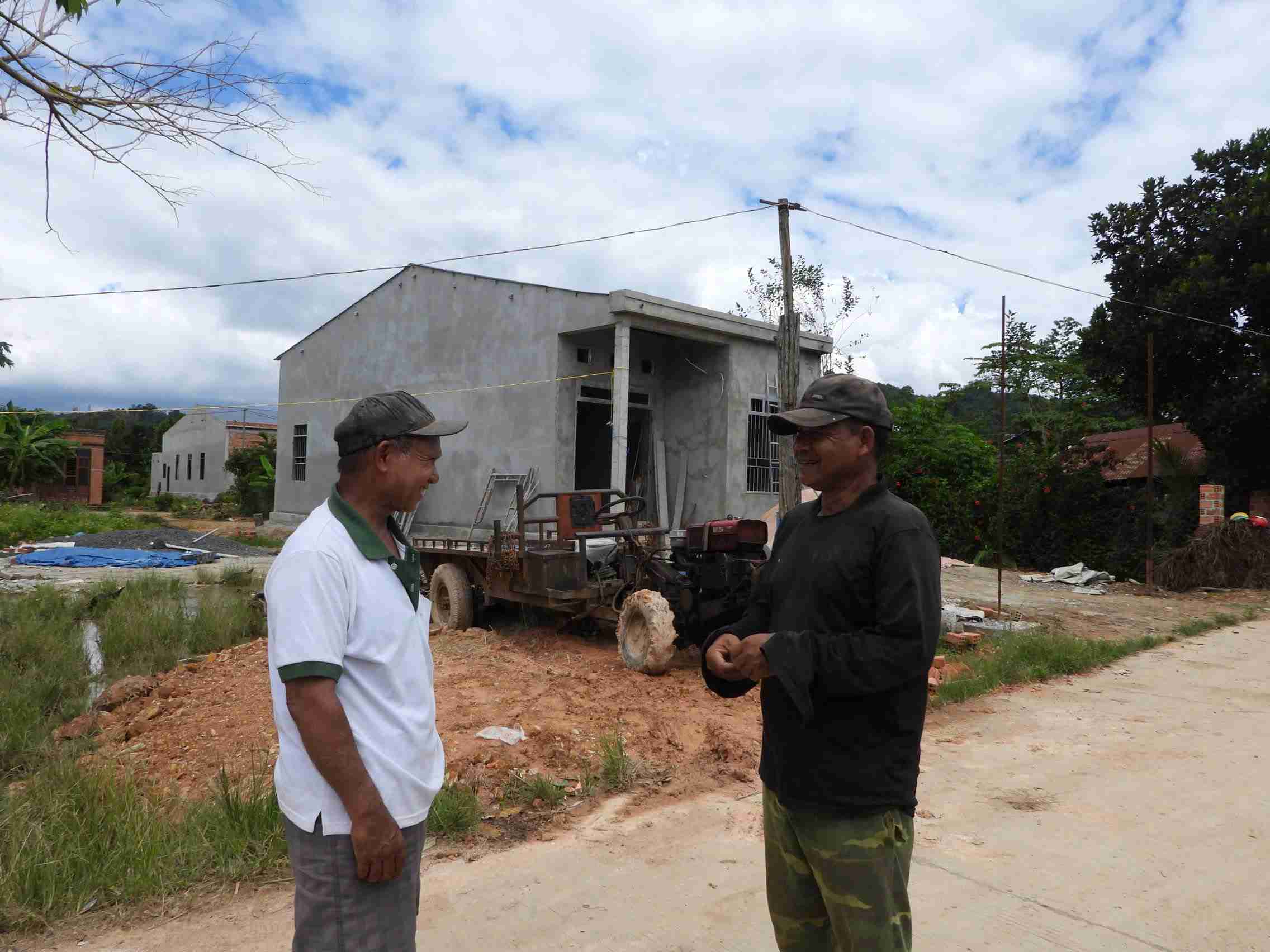 Ông Y Krum vận động bà con thay đổi những phong tục lạc hậu, biết làm ăn, phát triển kinh tế. Ảnh: Bảo Lâm