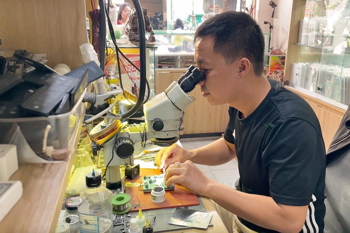 Tỉ lệ rủi ro trong ngành sửa chữa, thay thế linh kiện điện thoại ngày càng cao khi nhiều thế hệ công nghệ mới ra đời.