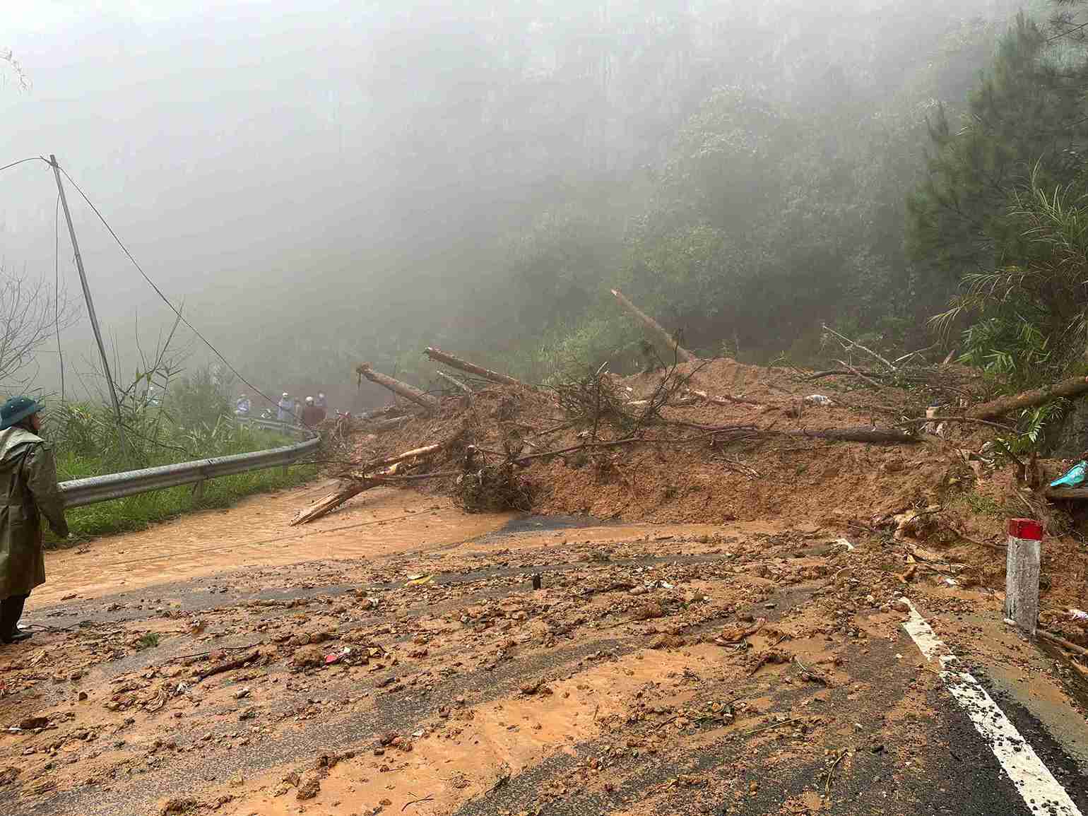 Điểm sạt lở trên Quốc lộ 20, qua xã D'ran khiến khối lượng lớn đất, đá chắn ngang đường làm giao thông ách tắc. Ảnh: Cơ quan chức năng cung cấp