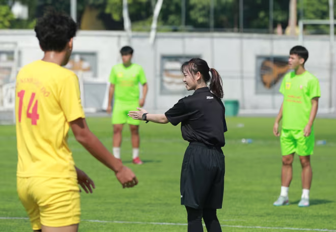 Nữ trọng tài Hà Cẩm Ly điều khiển một trận đấu ở Giải bóng đá học sinh THPT Hà Nội - An ninh Thủ đô lần thứ XXIV năm 2025 Cúp Number 1 Active